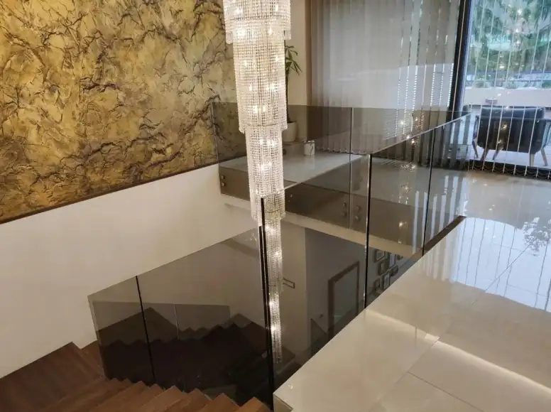 Skleněné zábradlí na schodišti v moderním interiéru
